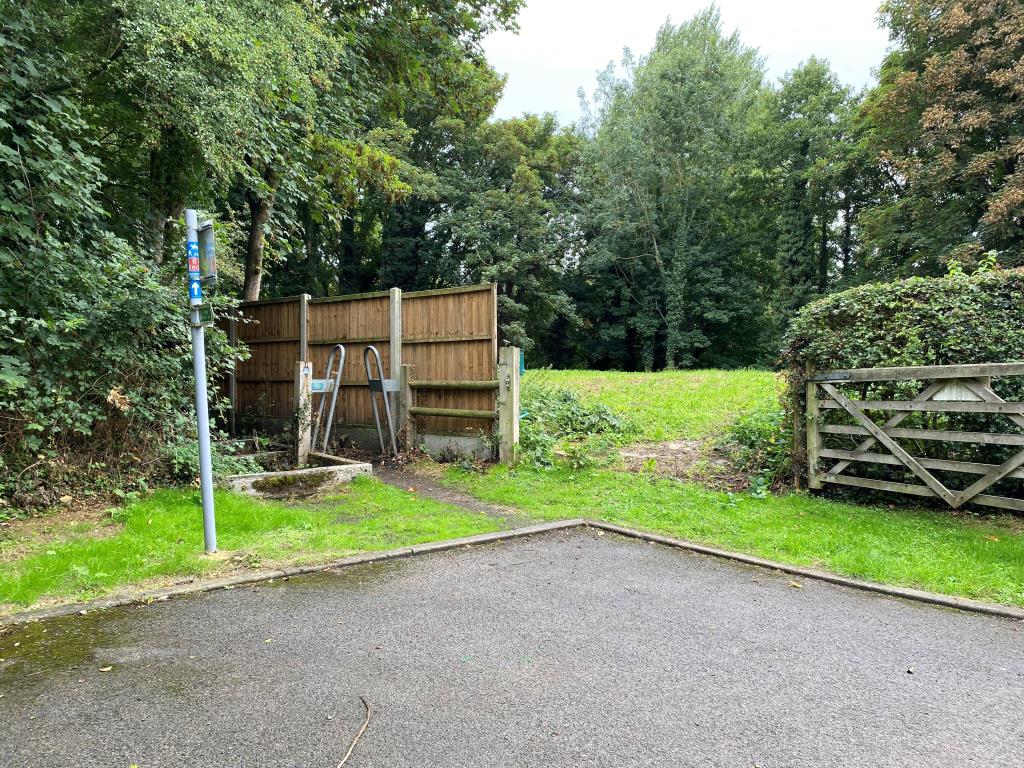 Lot: 145 - BEAUTIFUL PARCEL OF LAND IN GREATER LONDON OVERLOOKING THE GRAND UNION CANAL - 